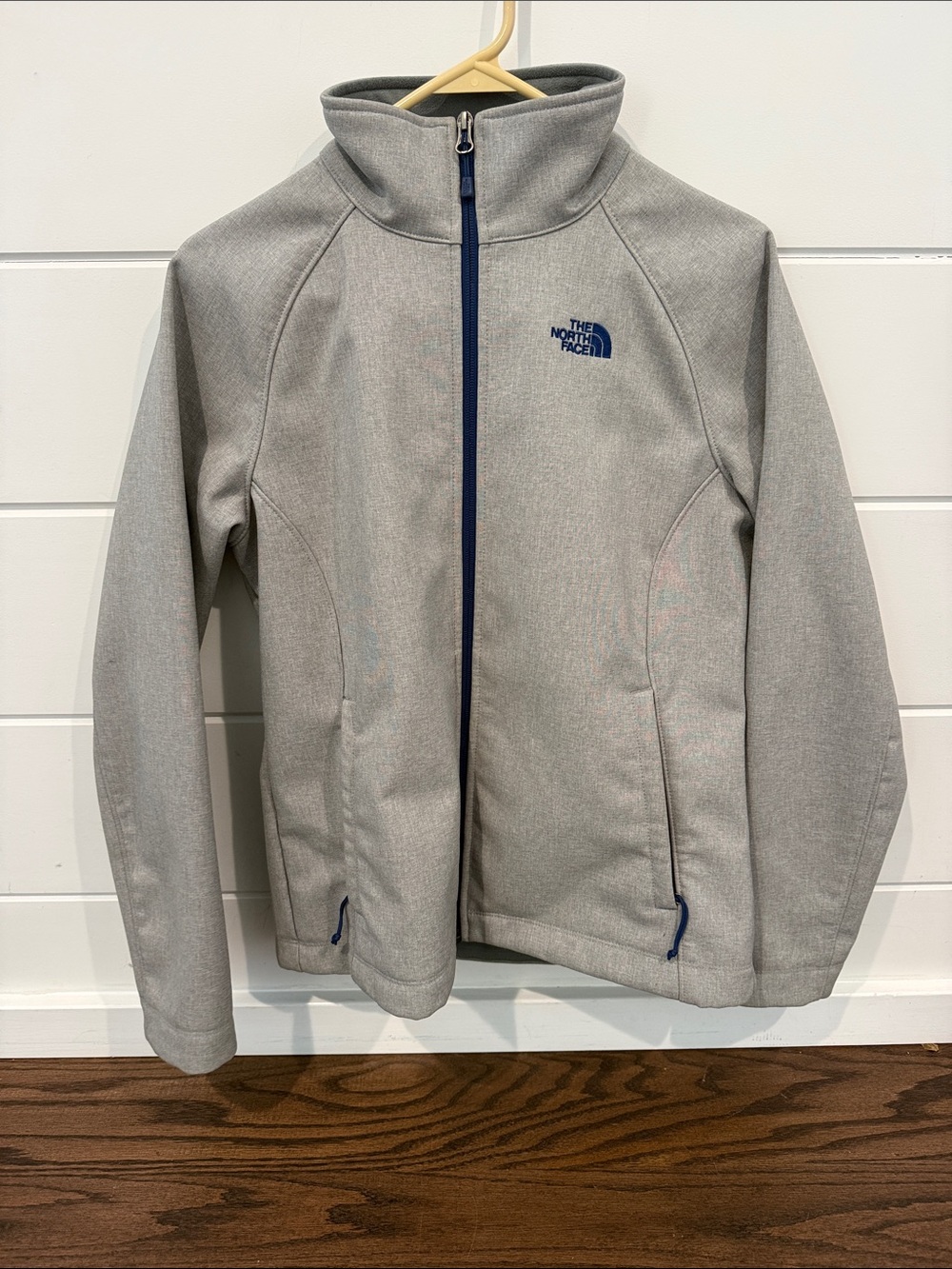 The North Face Light Gray Full-Zip Women’s Jacket with Navy Accents